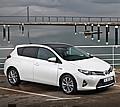 Geprägt ist die Front des neuen Auris durch das neue Markengesicht von Toyota . Es verbindet das neue keen look-Design der Scheinwerfer mit dem nun trapezförmig ausgestalteten Kühlergrill. LED-Tagfahrlicht unterstreicht die Dynamik des Fahrzeugs.